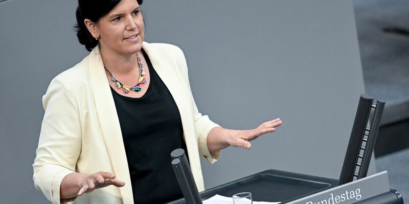 Blick in den Plenarsaal des Bundestags, wo die Abgeordneten debattieren. - Foto: Britta Pedersen/dpa