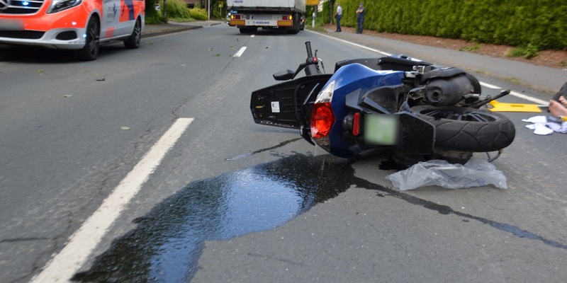 POL-HF: Mercedes stürzt Böschung herab - Vier Personen verletzt - Foto: presseportal.de