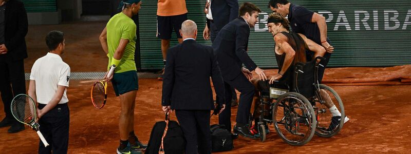 Im Rollstuhl wurde Zverev vom Platz gebracht. - Foto: Anne-Christine Poujoulat/AFP/dpa