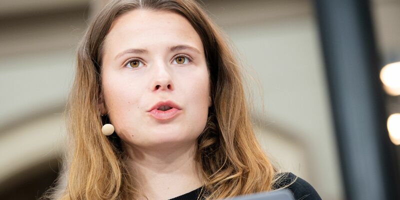 Luisa Neubauer vor dem Kanzleramt in Berlin. - Foto: Paul Zinken/dpa