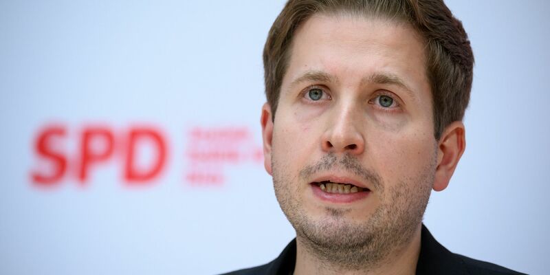 Kevin Kühnert spricht bei einer Plenarsitzung im Deutschen Bundestag. - Foto: Bernd von Jutrczenka/dpa