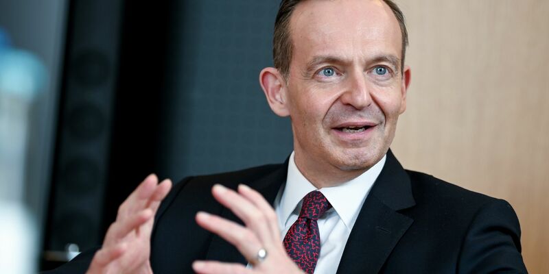 Der Bund muss als Folge der geplatzten Pkw-Maut 243 Millionen Euro Schadenersatz an die einst vorgesehenen Betreiber zahlen. Deshalb schaltet Bundesverkehrsminister Volker Wissing (FDP) einen Gutachter ein. - Foto: Britta Pedersen/dpa