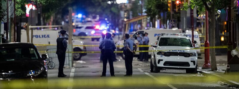 Polizisten stehen am abgesperrten Tatort in Philadelphia. - Foto: Charles Fox/The Philadelphia Inquirer/AP/dpa