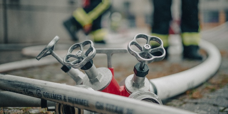 FW Moers: Erneuter Brand in leerstehendem Gewerbekomplex - Foto: presseportal.de
