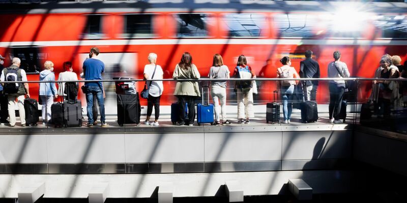 Die Deutsche Bahn will gegen den angekündigten Streik der Lokführergewerkschaft gerichtlich vorgehen. - Foto: Christoph Soeder/dpa
