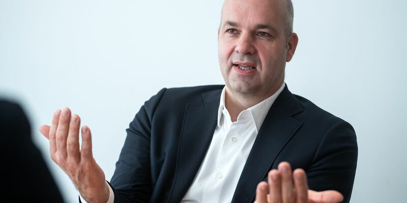 Die Bundesregierung hält am Bürgergeld für geflohene Menschen aus der Ukraine fest. Der Wirtschaftswissenschaftler Marcel Fratzscher kritisiert den Diskurs dazu. - Foto: Bernd von Jutrczenka/dpa