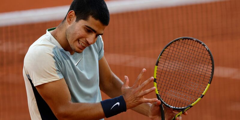 Carlos Alcaraz setzte sich in vier Sätzen gegen Jesper de Jong durch. - Foto: Jean-Francois Badias/AP/dpa