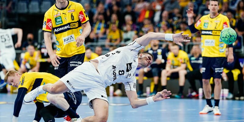 Sebastian Heymann (Rhein-Neckar Löwen, l) im Duell mit Hendrik Pekeler (THW Kiel) - Foto: Uwe Anspach/dpa