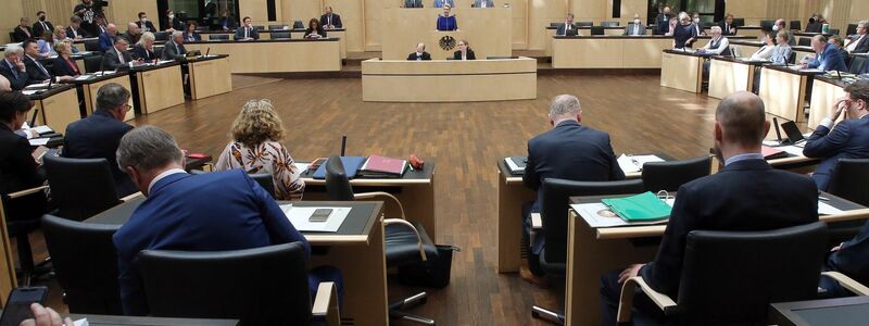 Abgeordnete der Länder während der Sitzung des Bundesrates in Berlin. - Foto: Wolfgang Kumm/dpa