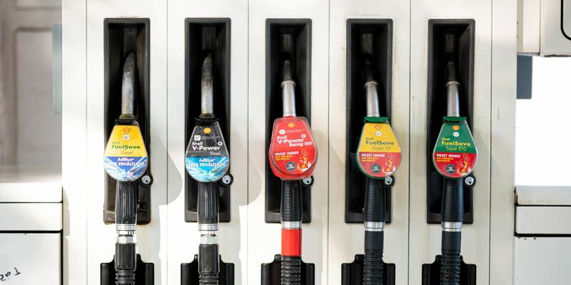 Tanken planen lohnt sich: An der Autobahnraststätte sind die Preise merklich höher. - Foto: Daniel Reinhardt/dpa