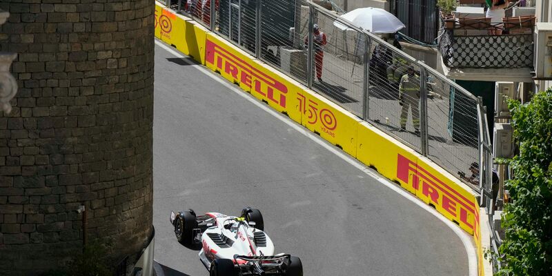 McLaren-Fahrer Oscar Piastri holte sich in Runde 20 die Führung. - Foto: Sergei Grits/AP/dpa