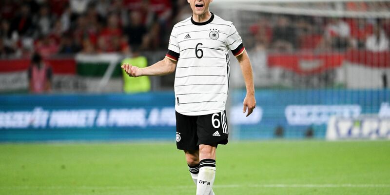 Fehlte wegen einer leichten Erkältung beim Training der DFB-Auswahl: Joshua Kimmich. - Foto: Federico Gambarini/dpa