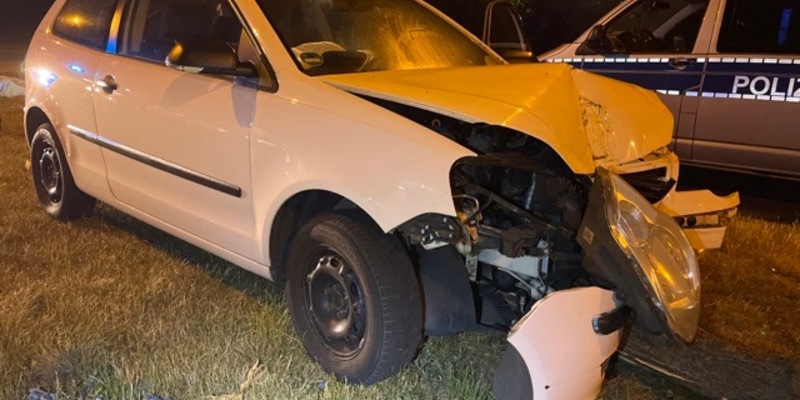 FF Bad Salzuflen: Lkw landet in Grastrup-Hölsen auf der Seite / Ein Mensch wird bei Unfall am Mittwochmorgen verletzt - Foto: presseportal.de