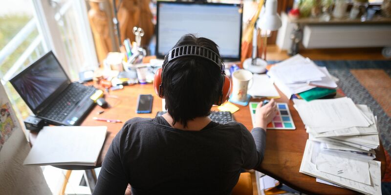 Eine Frau arbeitet im Homeoffice. - Foto: Sebastian Gollnow/dpa