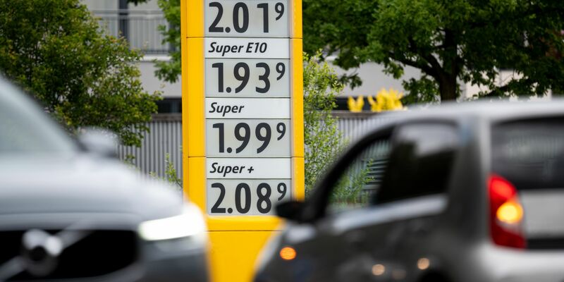 Die Benzinpreise sind vor Ostern erneut gestiegen (Symbolbild). - Foto: Daniel Reinhardt/dpa