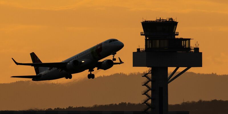 Tausende Passagiere warten vor den Abfertigungsschaltern des Flughafens auf ihren Check-In. - Foto: Boris Roessler/dpa