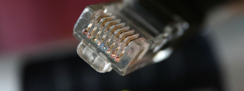 Laptop und Smartphone sind auch für viele Ältere selbstverständlich. (Symbolbild) - Foto: Karl-Josef Hildenbrand/dpa