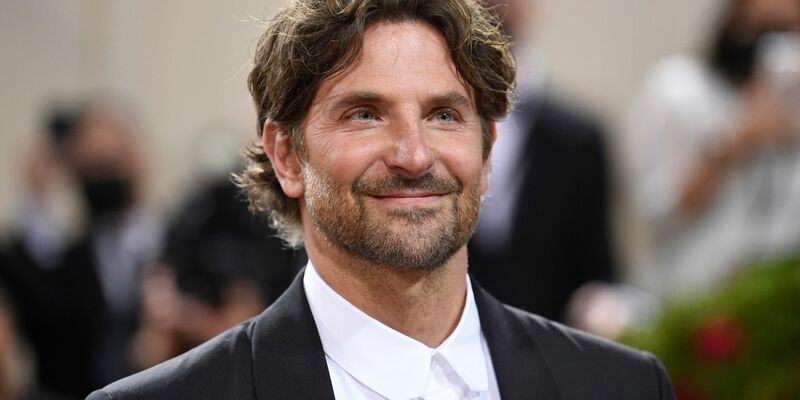 US-Schauspieler Bradley Cooper verwandelt sich im Film «Maestro» in den legendären Dirigenten und Komponisten Leonard Bernstein. - Foto: Evan Agostini/Invision/dpa