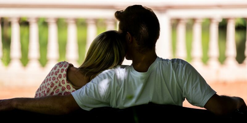 Gerade bei jüngeren Menschen stößt das offene Beziehungsmodell auf Zuspruch. (Archivbild) - Foto: Mohssen Assanimoghaddam/dpa