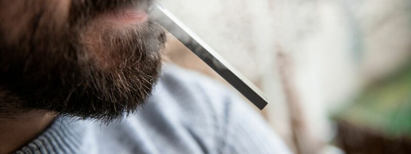 Gesundheitsexperten warnen vor Gefahren von E-Zigaretten. (Symbolbild) - Foto: Fabian Strauch/dpa