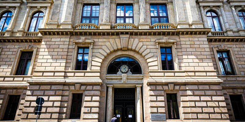 Blick auf den Haupteingang des Landgerichts Braunschweig. Hier beginnt der Prozess gegen einen Frauenarzt. - Foto: Moritz Frankenberg/dpa
