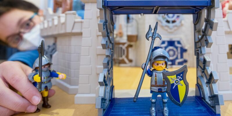 Der Playmobil-Mutterkonzern baut weltweit rund 700 Stellen ab, davon rund 370 in Deutschland. - Foto: Daniel Karmann/dpa
