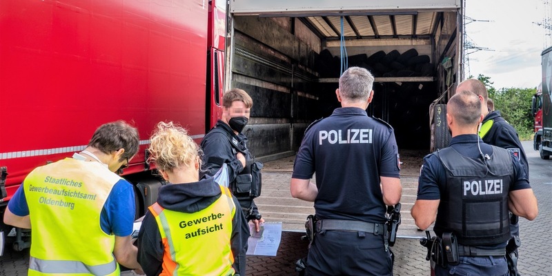 FW-ROW: Brennender Bagger auf Recyclinghof - Foto: presseportal.de