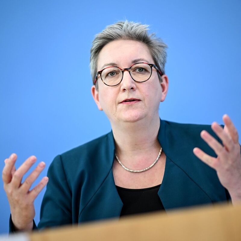 Bauministerin Klara Geywitz (SPD) bei einer Baustellenbesichtigung. Im Kanzleramt tagt heute der «Wohnungsbaugipfel». - Foto: Britta Pedersen/dpa