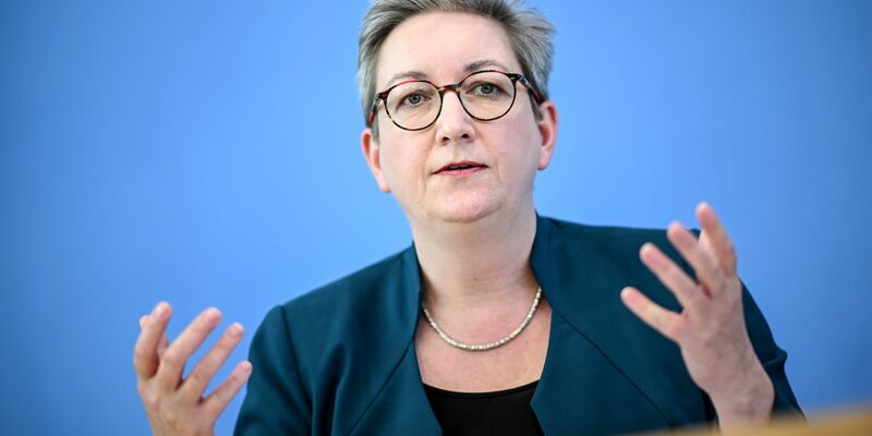 Bauministerin Klara Geywitz (SPD) bei einer Baustellenbesichtigung. Im Kanzleramt tagt heute der «Wohnungsbaugipfel». - Foto: Britta Pedersen/dpa
