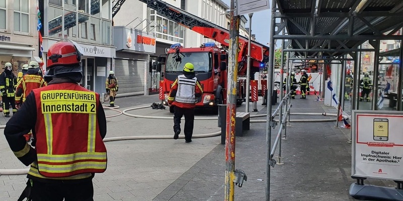BPOL NRW: Eine Person - 32 Ausweisdokumente. Zoll und Bundespolizei stoppen Mann vor der Ausreise. - Foto: presseportal.de