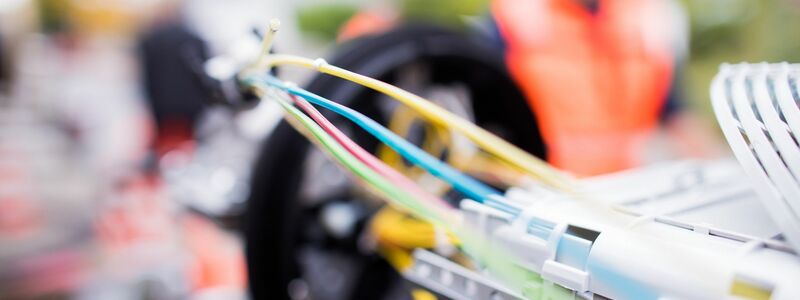 Glasfaserkabel in einem Verteilerkasten - ein Massengeschäft mit Nachfrageschwäche. - Foto: Rolf Vennenbernd/dpa