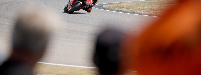 Stefan Bradl vom Repsol Honda Team jagt in der Klasse MotoGP über die Strecke. - Foto: Jan Woitas/dpa