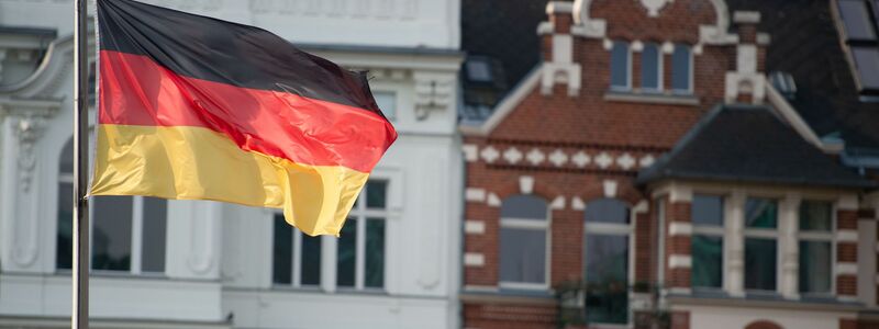Eine deutsche Flagge weht im Berliner Bezirk Alt-Moabit. - Foto: Lisa Ducret/dpa