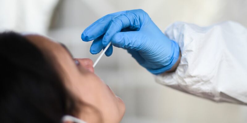 Corona-Test: 36,1 Milliarden Euro der Gesundheitsausgaben im Jahr 2022 standen im Zusammenhang mit der Pandemie. - Foto: Kira Hofmann/dpa-Zentralbild/dpa