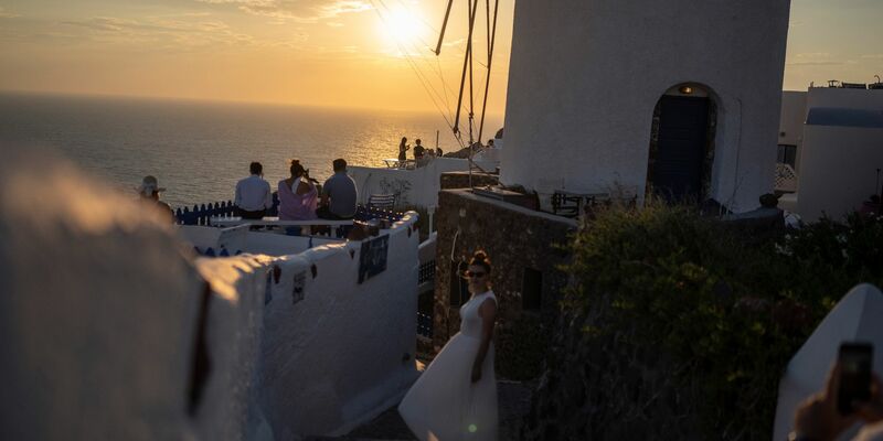 Ein Beben der Stärke 5,3 hat die Inselidylle von Santorini erschüttert. - Foto: Petros Giannakouris/AP/dpa