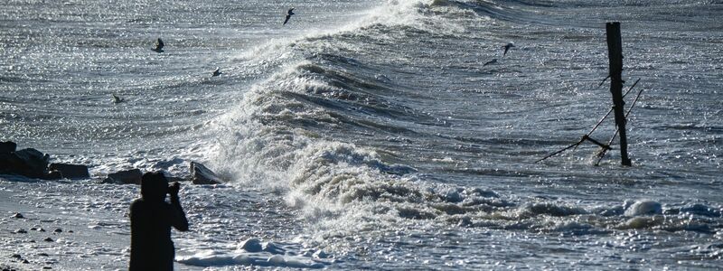 Wellen brechen sich am Strand von Altefähr auf der Insel Rügen. - Foto: Stefan Sauer/dpa