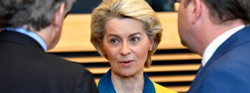 EU-Kommissionspräsidentin Ursula von der Leyen trifft beim EU-Gipfel in Brüssel ein. - Foto: Geert Vanden Wijngaert/AP/dpa