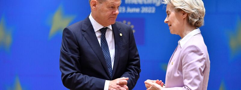 Charles Michel, Präsident des Europäischen Rates, begrüßt Ursula von der Leyen, Präsidentin der Europäischen Kommission, während des EU-Gipfels. - Foto: Geert Vanden Wijngaert/AP/dpa