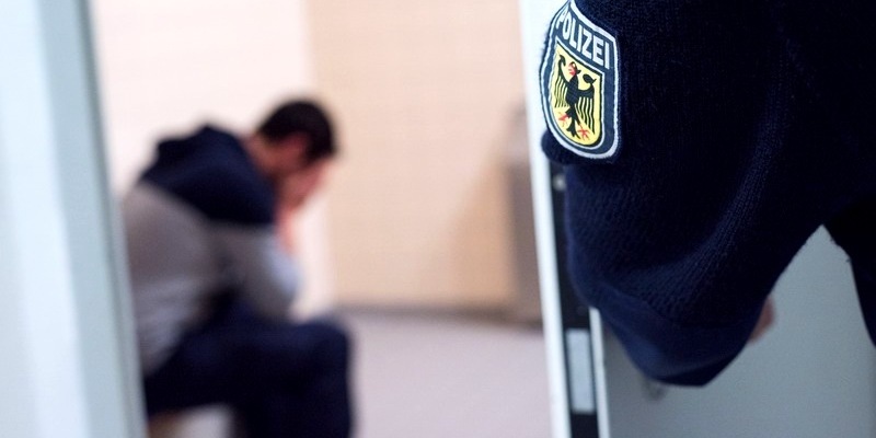 Bundespolizeidirektion München: Bernau statt Berlin / 32 Monate ins Gefängnis - Bundespolizei fasst gesuchten Libanesen - Foto: presseportal.de