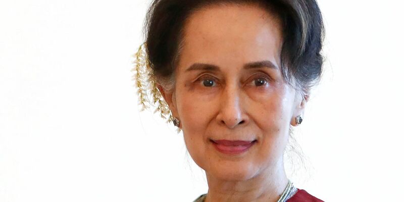 Aung San Suu Kyi wurde wegen zahlreicher angeblicher Verbrechen zu insgesamt 33 Jahren Haft verurteilt. Jetzt soll ihre Strafe um sechs Jahre verringert werden. - Foto: Uncredited/AP/dpa
