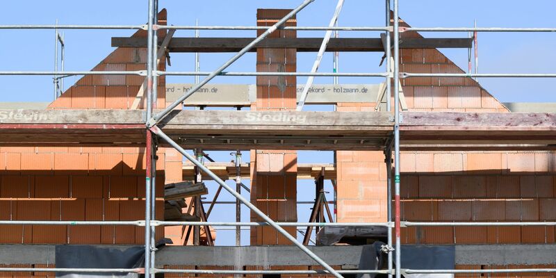 Bevor mit dem Bau eines Hauses angefangen werden kann, muss das Grundstück gekauft werden. Damit ist auch die Grunderwerbsteuer fällig. - Foto: Julian Stratenschulte/dpa