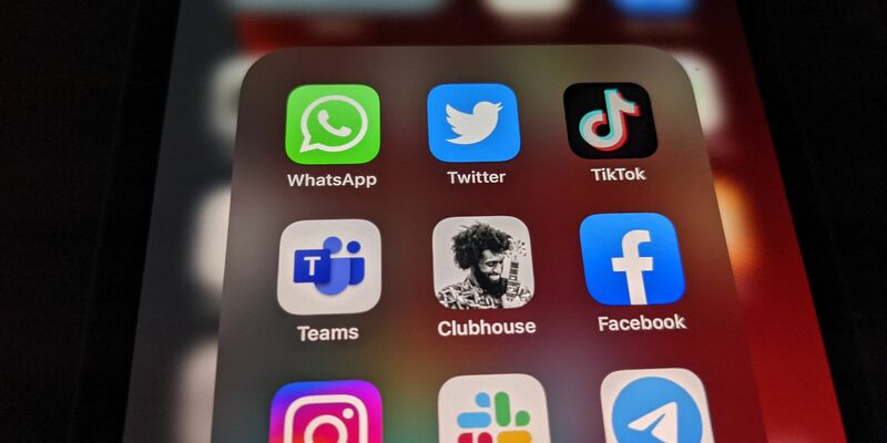 Instagram führt neue Jugendschutzrichtlinien ein, die sich an den Altersfreigaben der Filmindustrie orientieren. - Foto: Christoph Dernbach/dpa