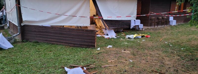 Trümmer liegen hinter der Grillhütte im südhessischen Riedstadt, wo acht Menschen teils schwer verletzt wurden. - Foto: 5vision.Media/dpa