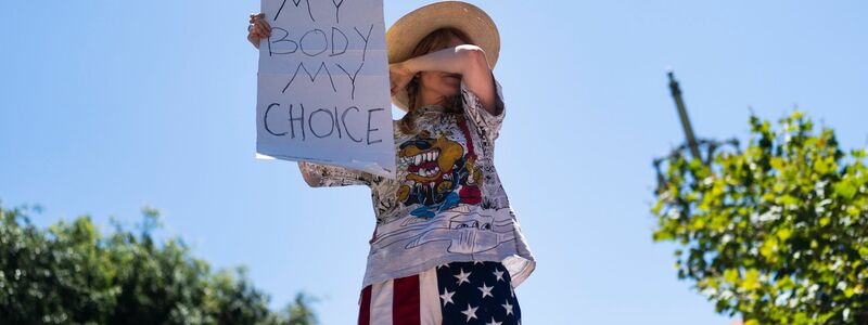Die Abtreibungsrechtlerin Eleanor Wells wischt sich während einer Demonstration in Los Angeles die Tränen ab. - Foto: Jae C. Hong/AP/dpa