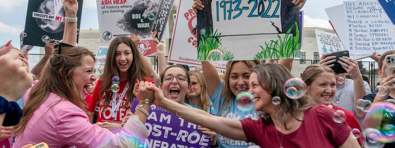Abtreibungsgegnerinnen feiern nach der Entscheidung des Obersten Gerichtshofs in Washington DC. - Foto: Gemunu Amarasinghe/AP/dpa