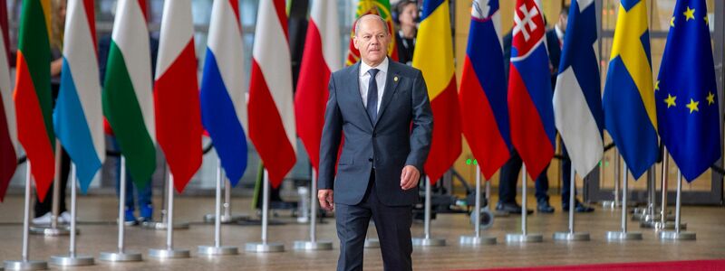 Bundeskanzler Olaf Scholz äußert sich bei der Ankunft zum Gipfeltreffen in Brüssel gegenüber Medienvertretern. - Foto: Nicolas Maeterlinck/BELGA/dpa