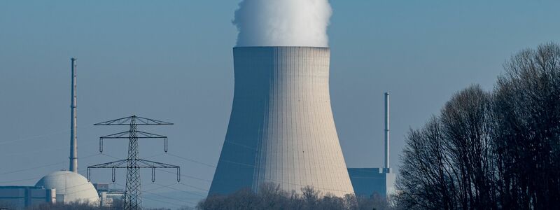Wasserdampf steigt aus dem Kühltum des Kernkraftwerks Isar 2. Laut Atomgesetz soll die endgültige Abschaltung des Kraftwerkes am 15. April erfolgen. - Foto: Armin Weigel/dpa