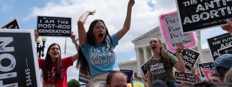 Abtreibungsgegner feiern das Urteil des Obersten Gerichtshofs, mit dem das Urteil Roe v. Wade gekippt wurde, in Washington. - Foto: Jose Luis Magana/AP/dpa