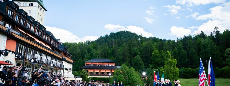 Bundeskanzler Olaf Scholz wird beim G7-Gipfel gefeiert. Er wird heute 66 Jahre alt. - Foto: Steffen Kugler/Bundesregierung/dpa