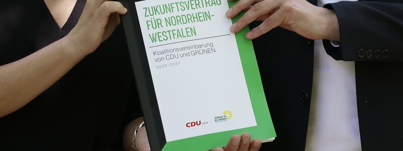 Der Koalitionsvertrag von Schwarz-Grün in NRW. - Foto: David Young/dpa